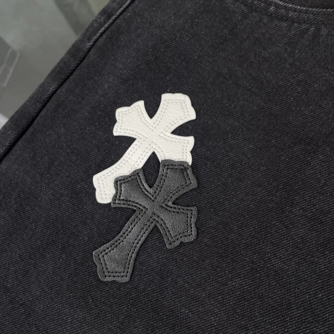 🅿️280 original development, hardware customization, chrome hearts Chengdu limited, new city limited jeans, Chrome Hearts city limited jeans, vintage levis, American-made 501 black and gray base version, Levi's American-made 501 base version, imported sheepskin, 925 silver jewelry remake [Top heavy industry fashionable design] Consistently made in high street luxury style. Speaking of this style, the Zangyin family and GU family are definitely the leading representative brands. Especially the Zangyin family has really achieved a state-of-the-art effect in creating high street style. The unique washed material is used to create this style. The color system is quite eye-catching. It is decorated with patchwork cross flowers, which cleverly highlights the charm of the brand. Secondly, this style uses classic The high-waist cutting design highlights the long legs and fashionable temperament of the upper body. The brand is highly recognizable and the slim fit configuration is more suitable for daily wear. It is a product that interprets personality, fashion, and specifications at a glance. This single product is enough to make any fan excited. It can be a white T-shirt for youthful preppy style, or a tight suspender for lady style. It has strong matching ability and can be easily controlled by men.  [Material and craftsmanship] Needless to say, this point goes without saying. As an excellent craftsman brand, Zangyin has really perfect requirements for details and craftsmanship. The washed color of this model has gone through so many processes, not to mention the embellishment of the denim appliqués. It is also purely handmade and sewn. Just like what they believe in, only handmade things have soul and have the meaning of wear. A top-notch heavy-duty fashionable denim item, I look forward to your perfect interpretation! !